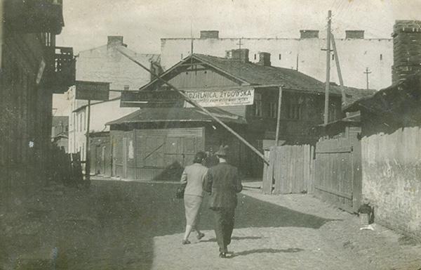 Podniesiony szlaban bramy getta na ul. Karczewskiej, obecnie Andriollego