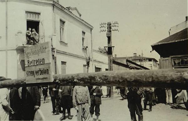 Szlaban getta na ulicy Karczewskiej, obecnie Andriollego
