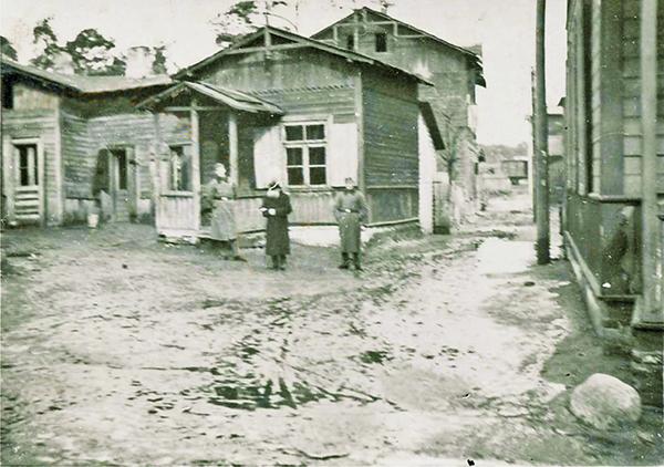 Ulica Ludna. Niemieccy żołnierze pozujący z Żydem.