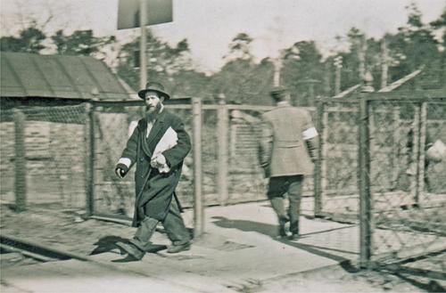 Przejście przez tory łączące getto miasteczkowe i środkowe. 10 maja 1941 r.