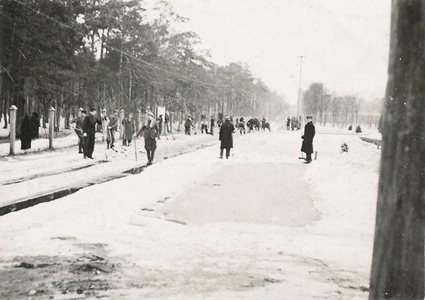 Żydowscy robotnicy przymusowi przy odśnieżaniu ulicy Parkowej, obecnie Filipowicza