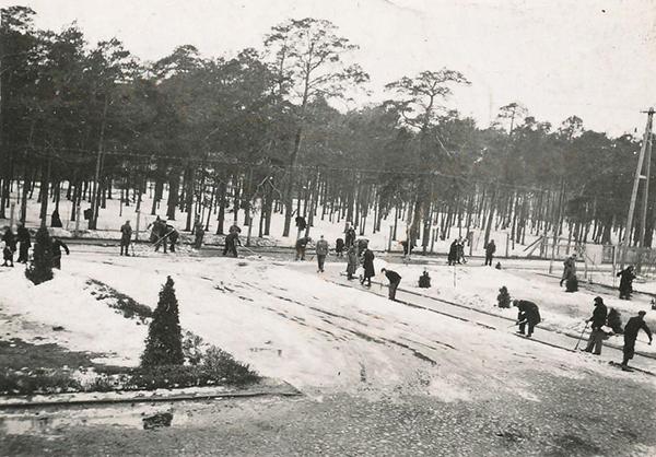 Żydzi pracujący przymusowo przy odśnieżaniu ulicy Parkowej (ob. Filipowicza)